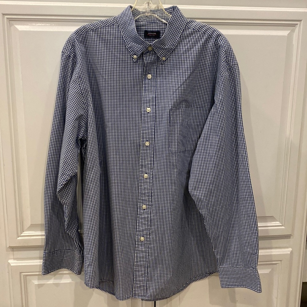 Arrow Blue and White Checkered Long-Sleeved Button Down Shirt in Large